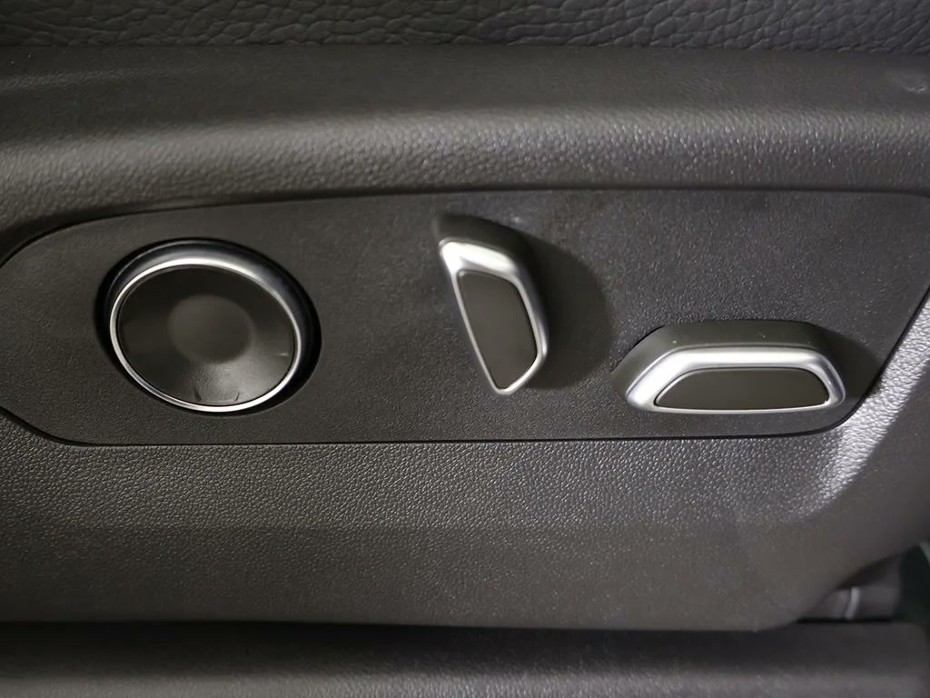 Car Image 28